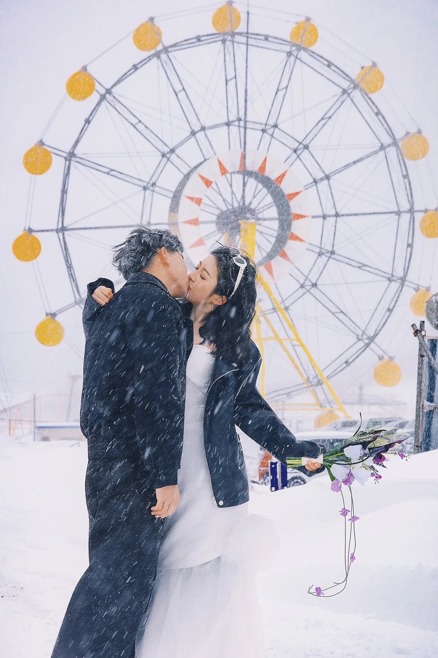 北海道雪中摩天轮下拥吻的恋人婚纱照