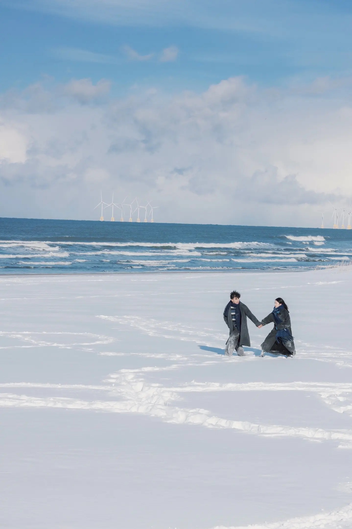 北海道海边雪景里的恋人远景