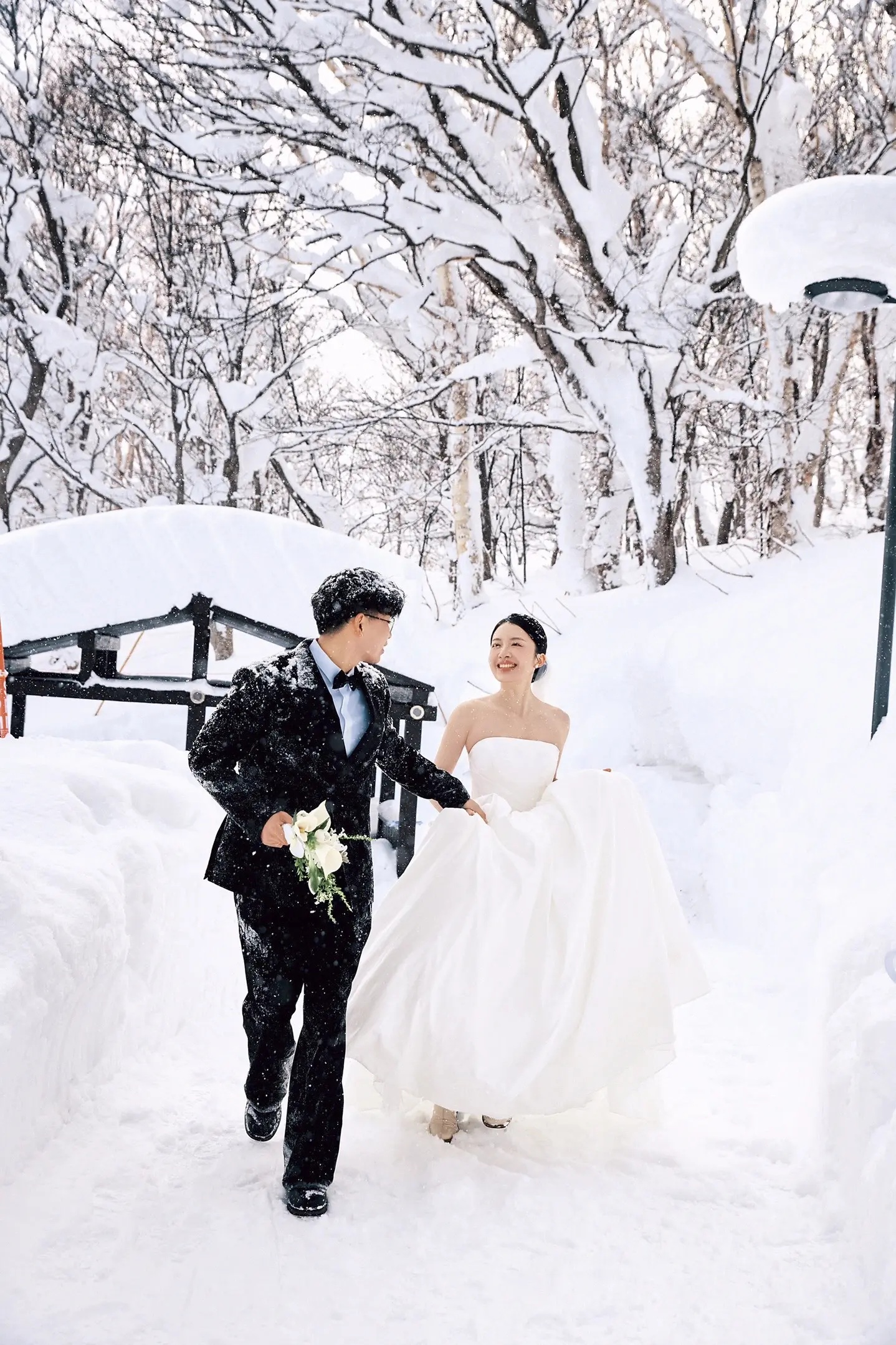 北海道雪林婚纱照新人牵手前行