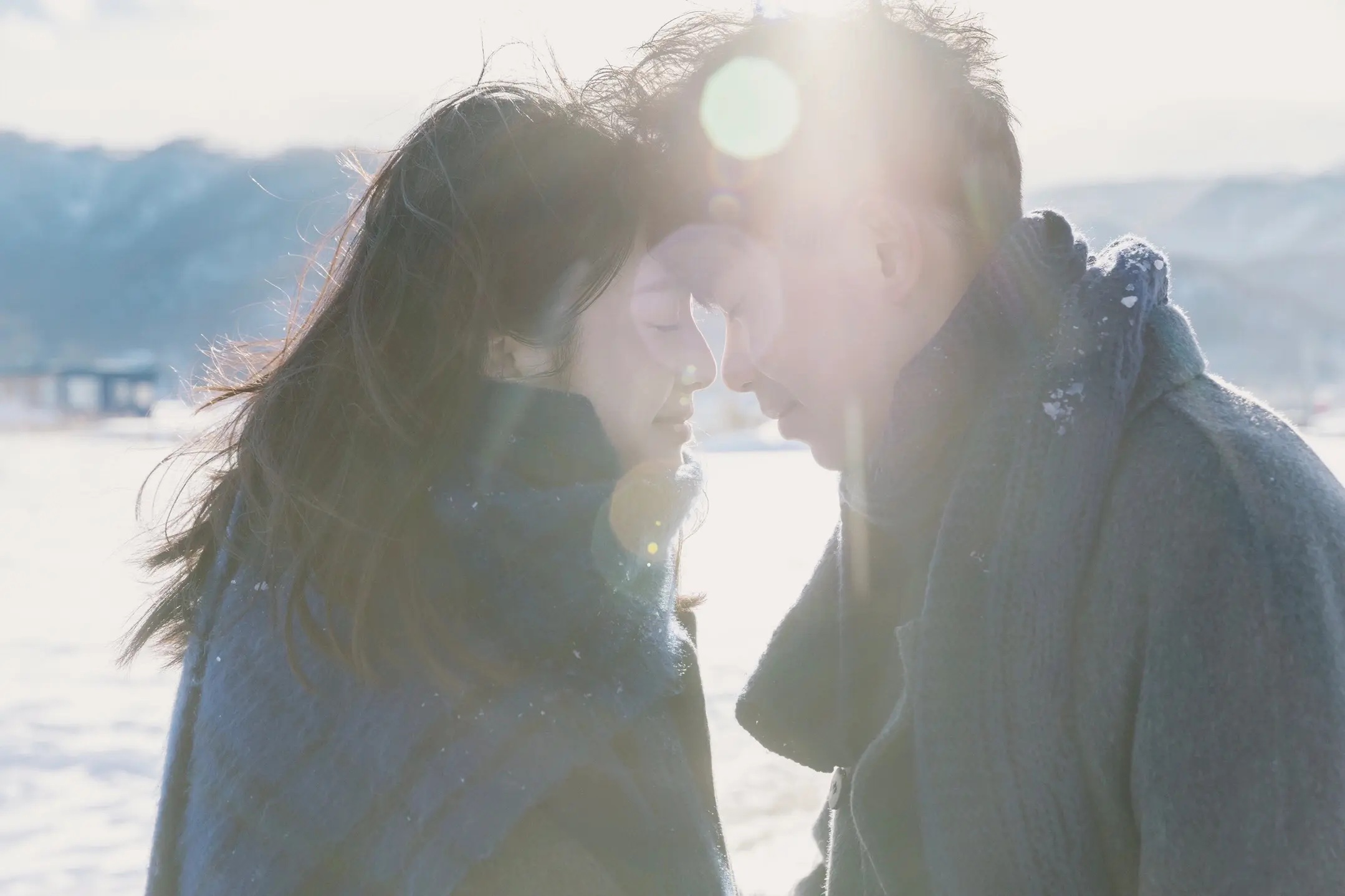 北海道海边逆光婚纱旅拍亲密瞬间
