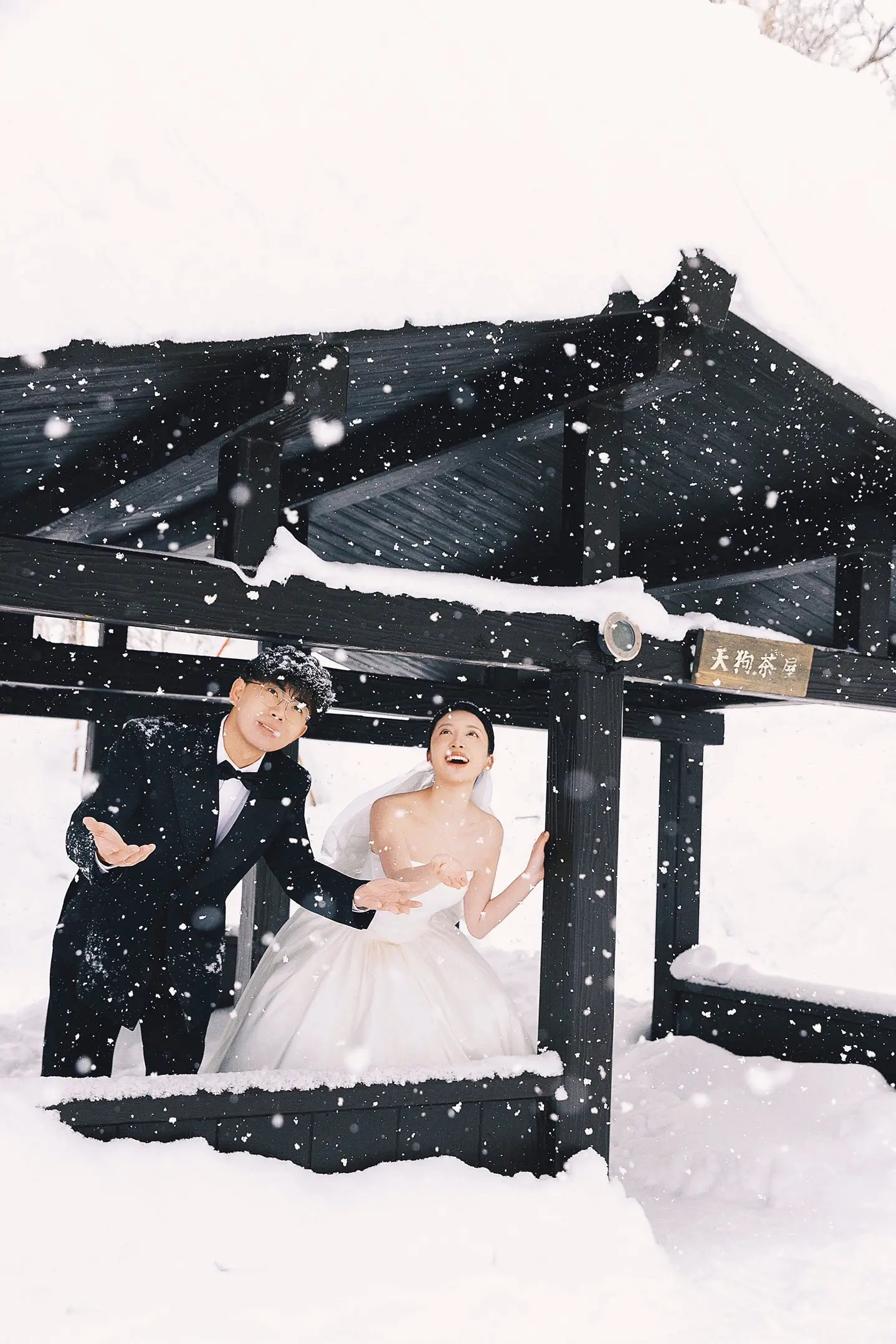 小樽雪景日式建筑前的婚纱照