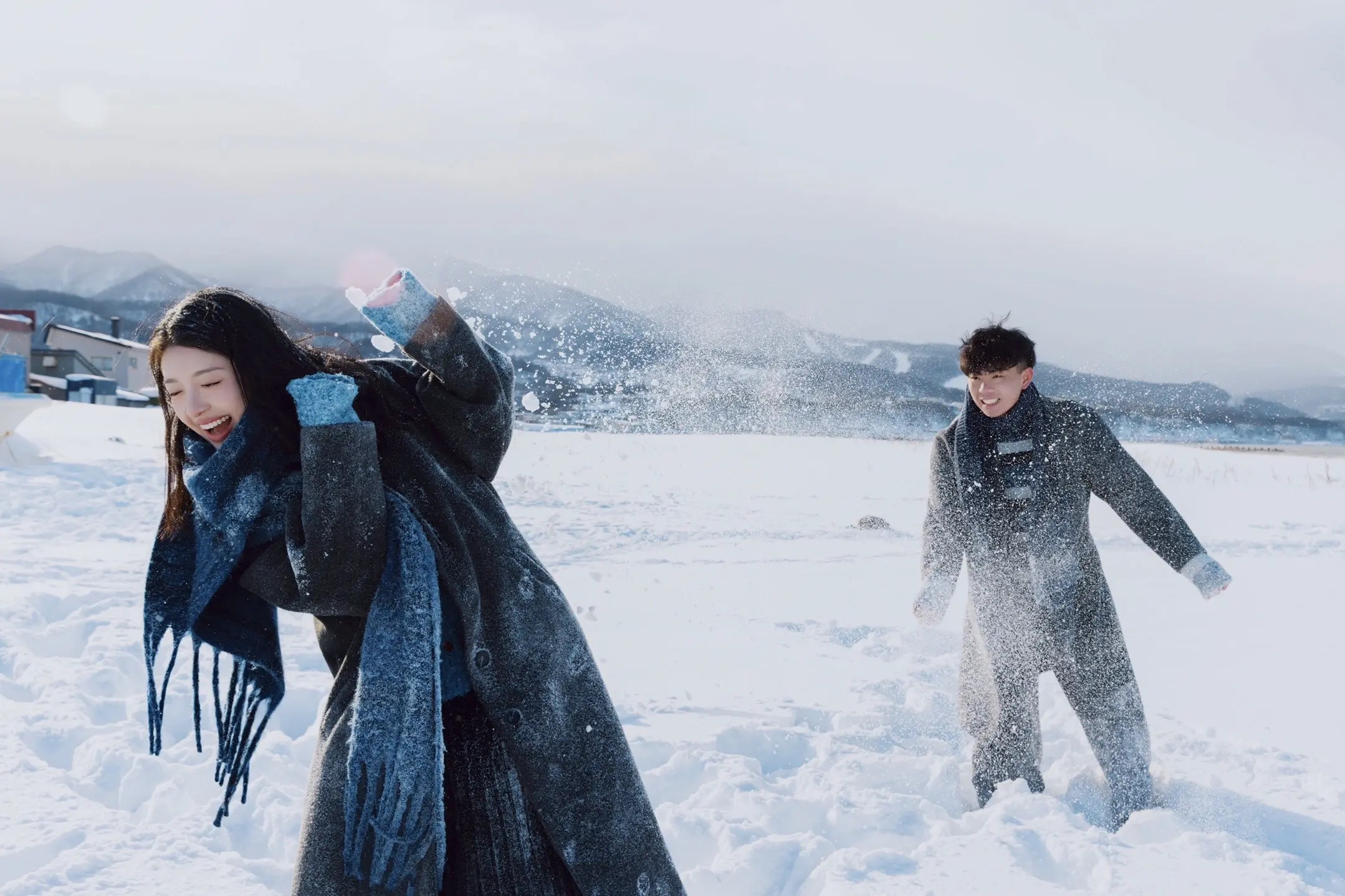北海道雪地里奔跑的恋人动态照片
