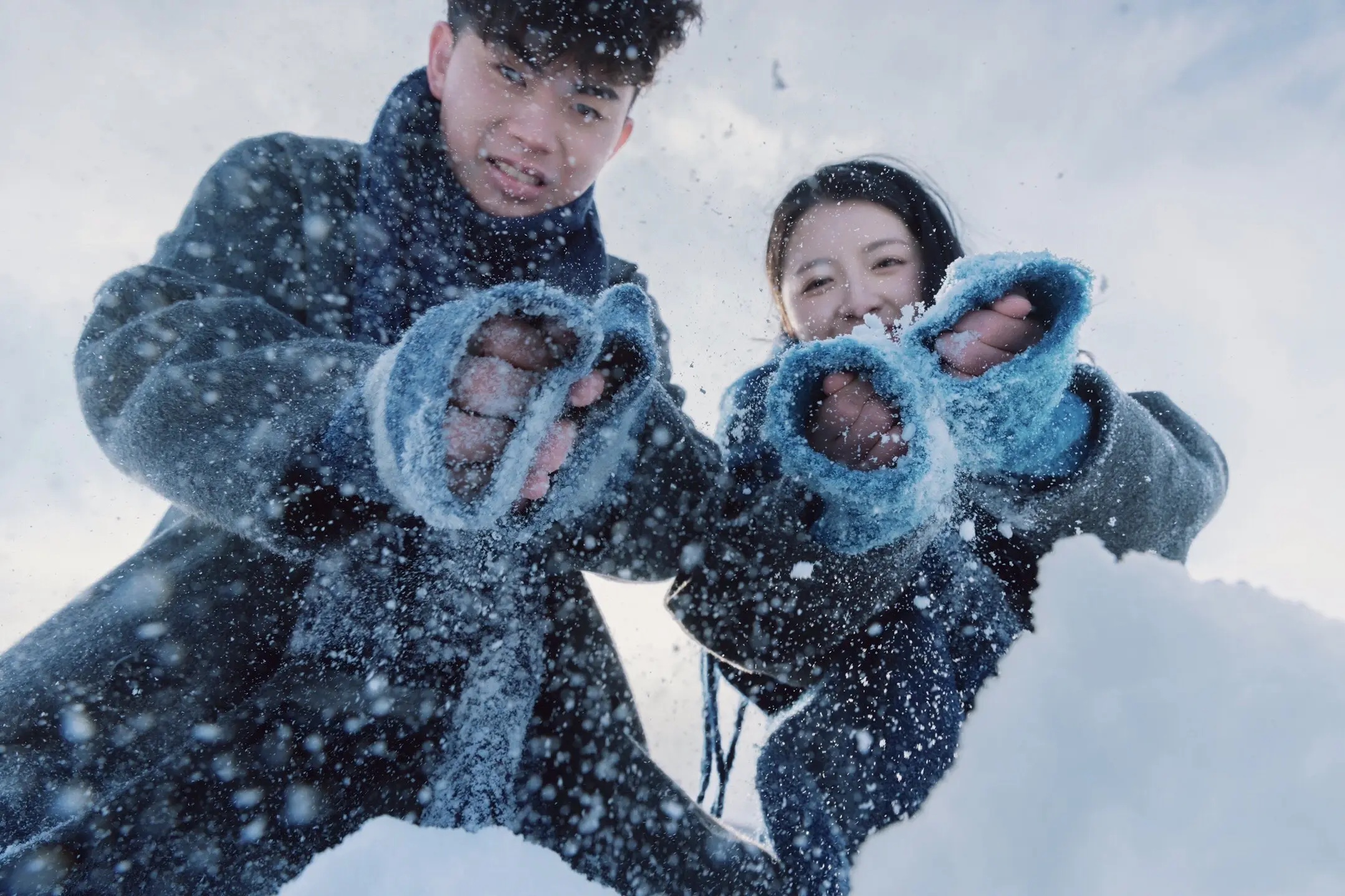 北海道雪地比心的恋人照片