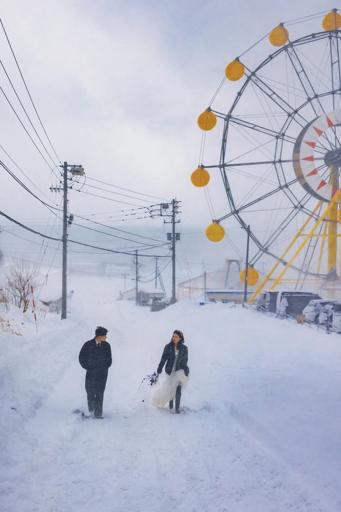 北海道雪中摩天轮婚纱照远景