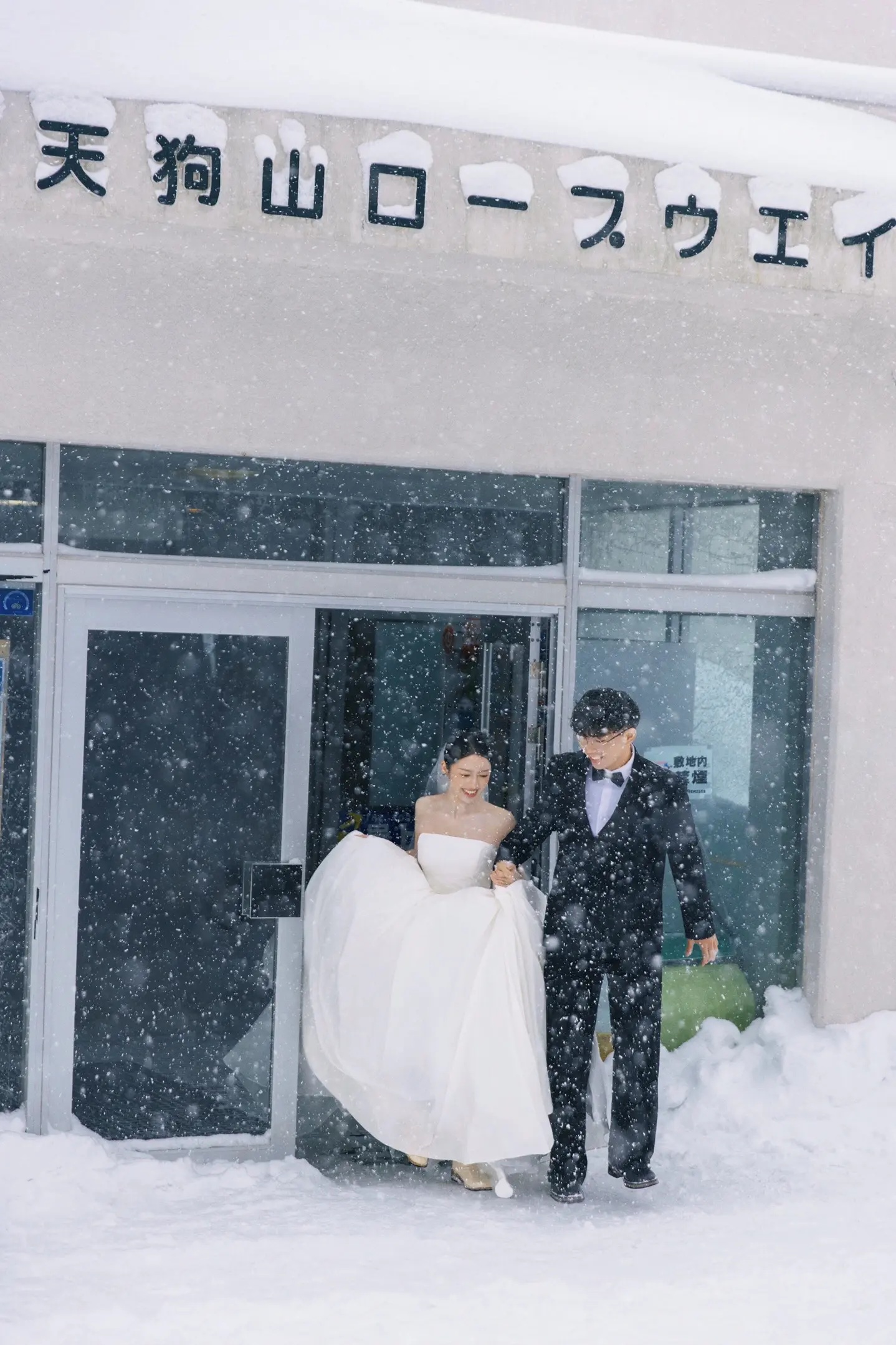 小樽雪天门口的正式婚纱照