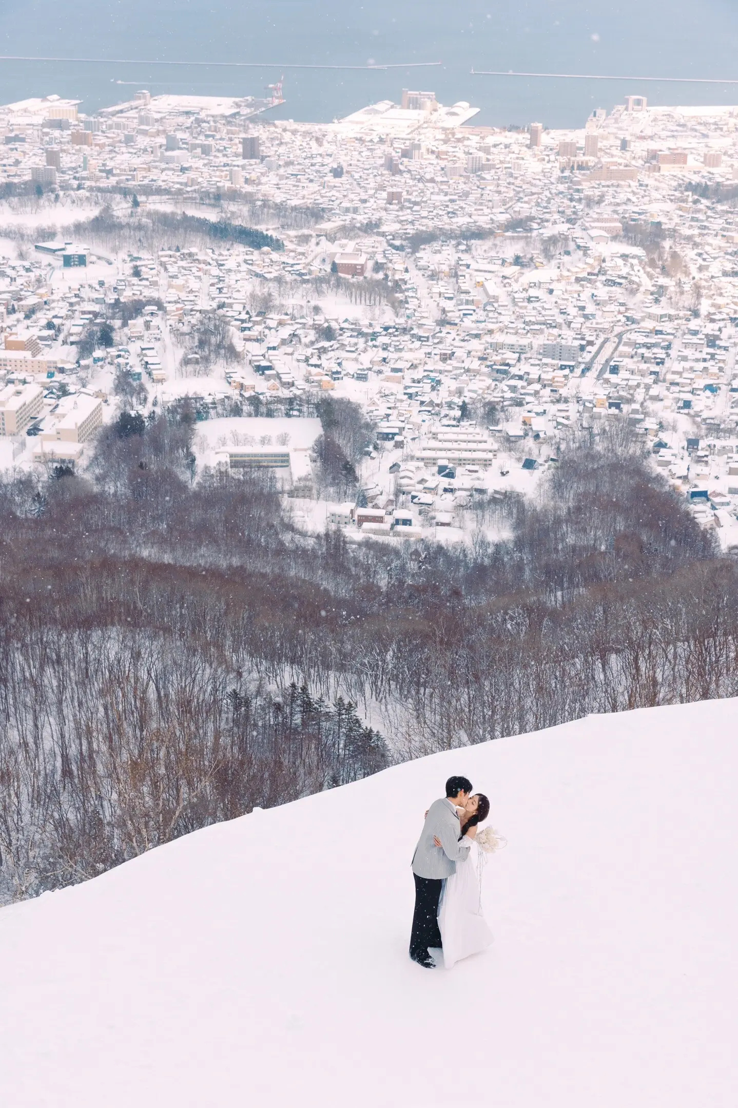 小樽雪城俯瞰中的恋人，北海道婚纱照远景开场
