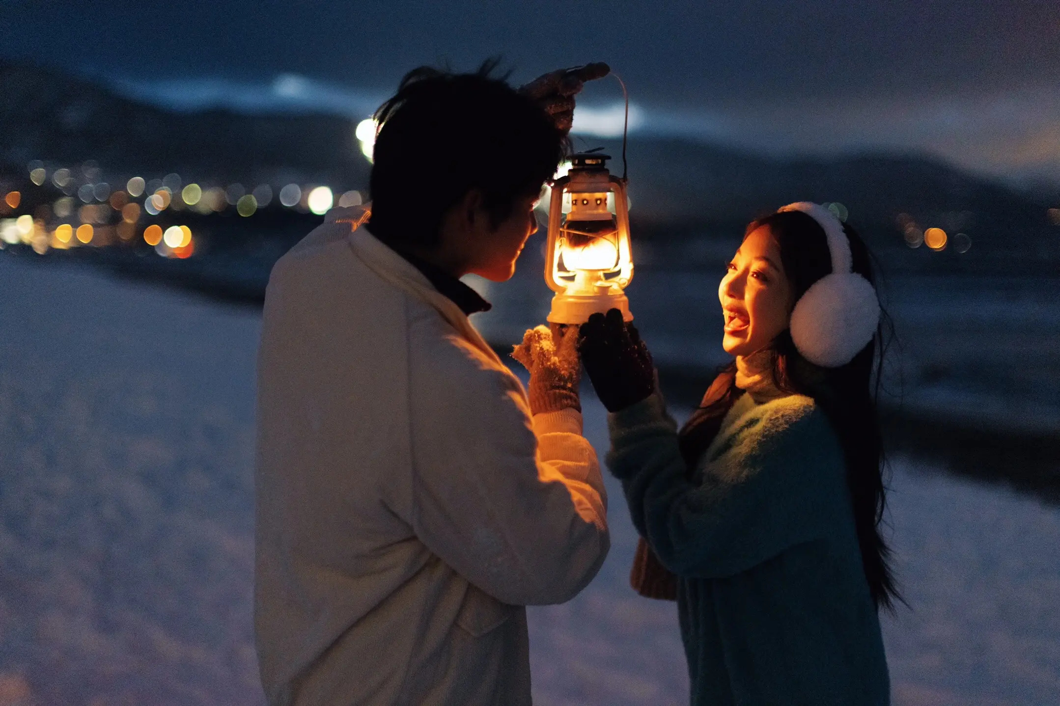 北海道蓝调雪夜里共同举灯的恋人