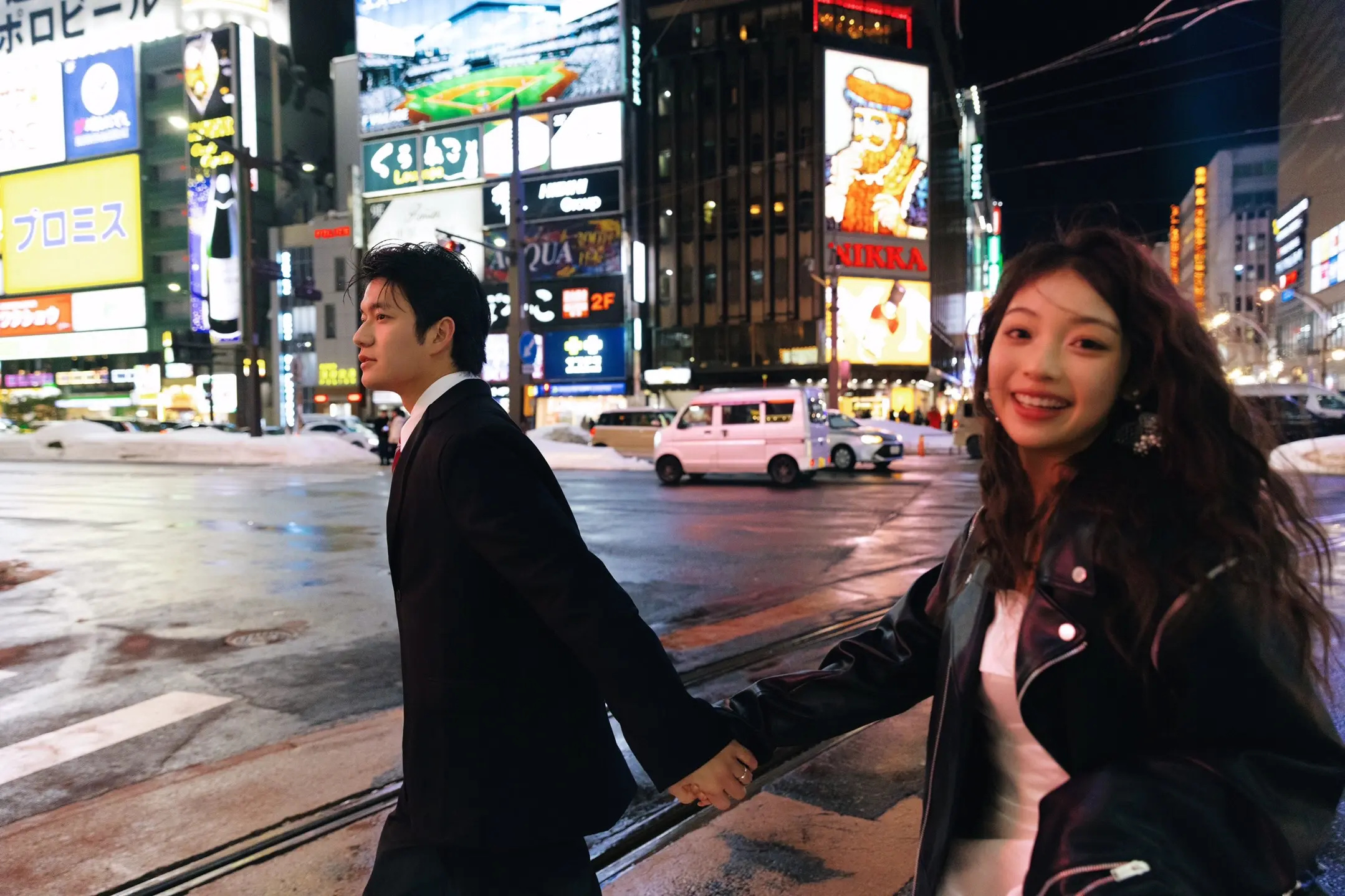 小樽城市夜景中牵手回望的恋人