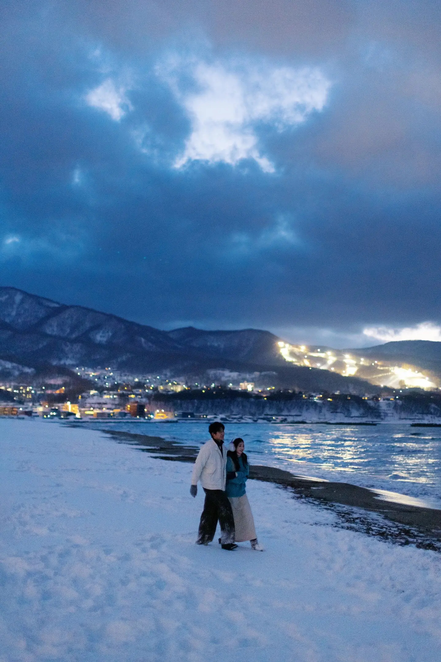 小樽海边蓝调雪景中的恋人远景