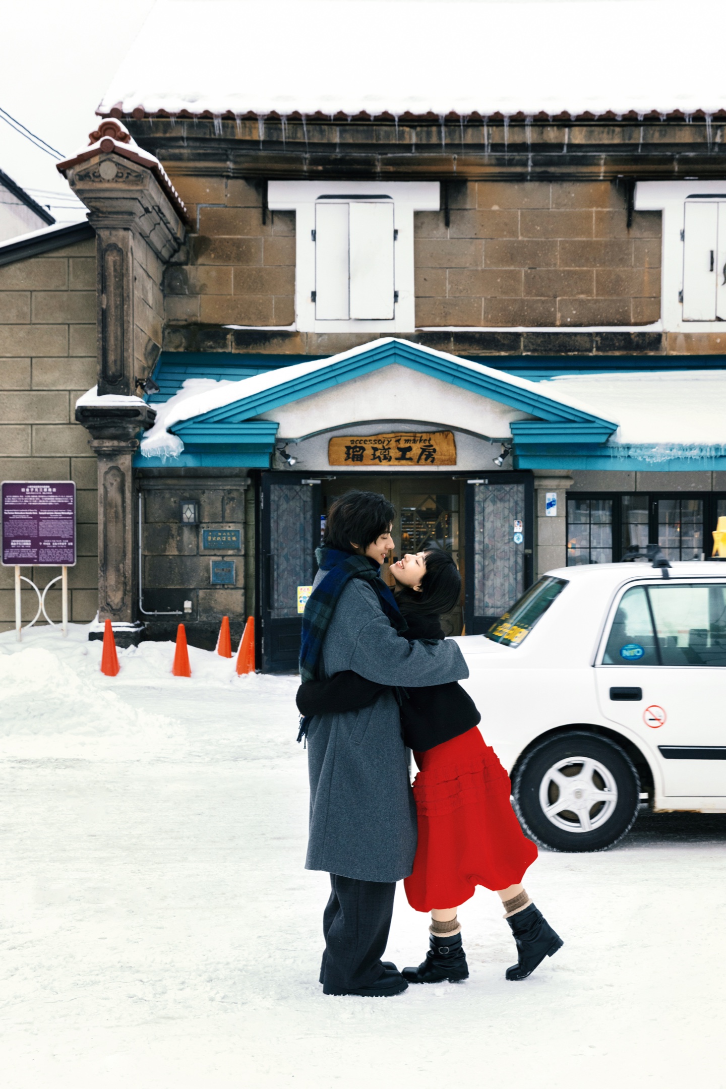 北海道雪景情侣旅拍街角拥抱