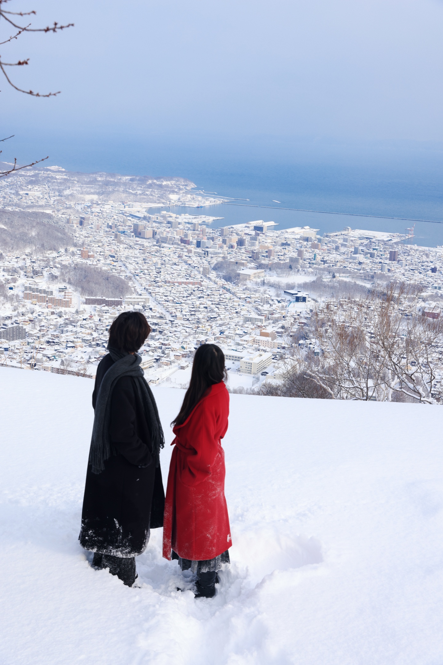 雪地恋人创作写真山海远景
