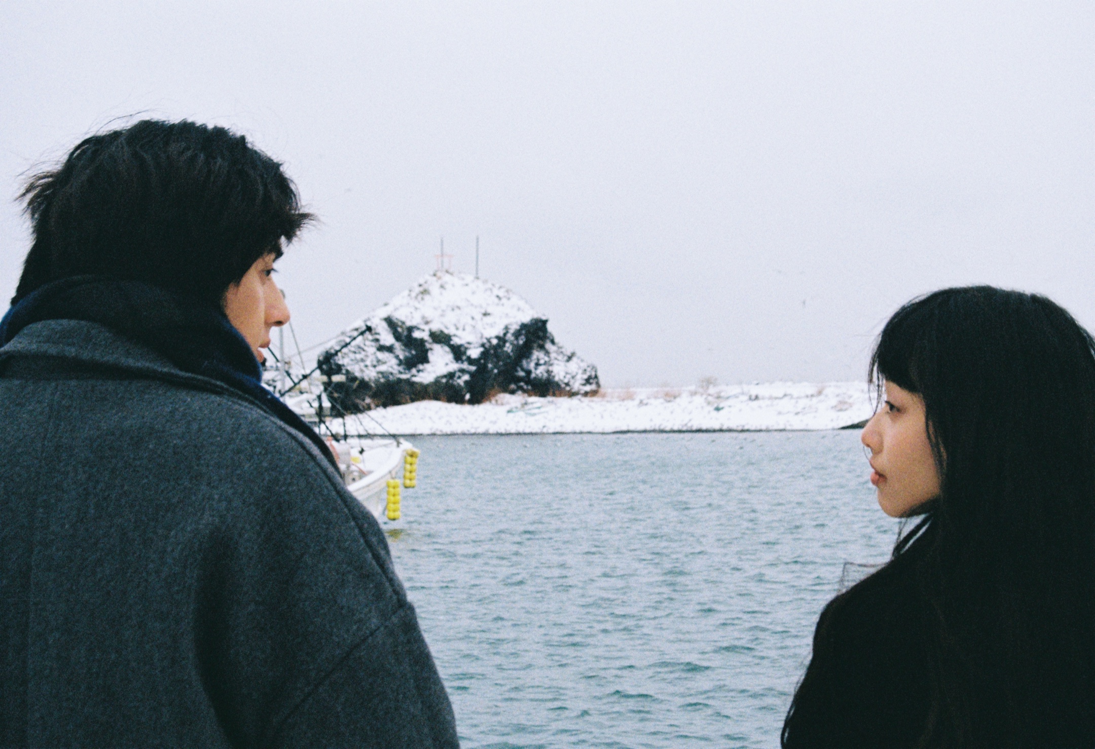 日本海边冬季恋人摄影对望