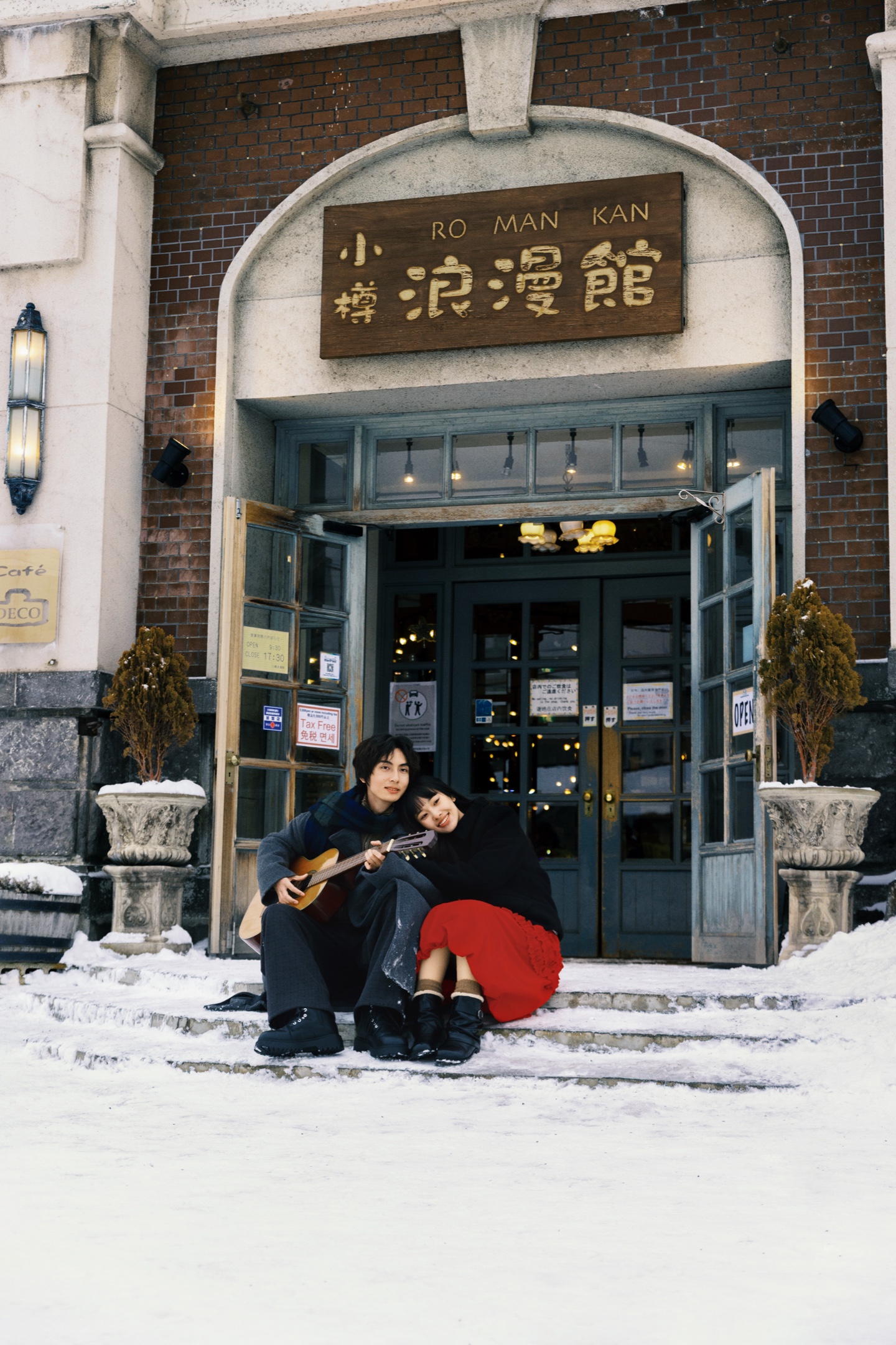 北海道冬季情侣写真复古建筑前