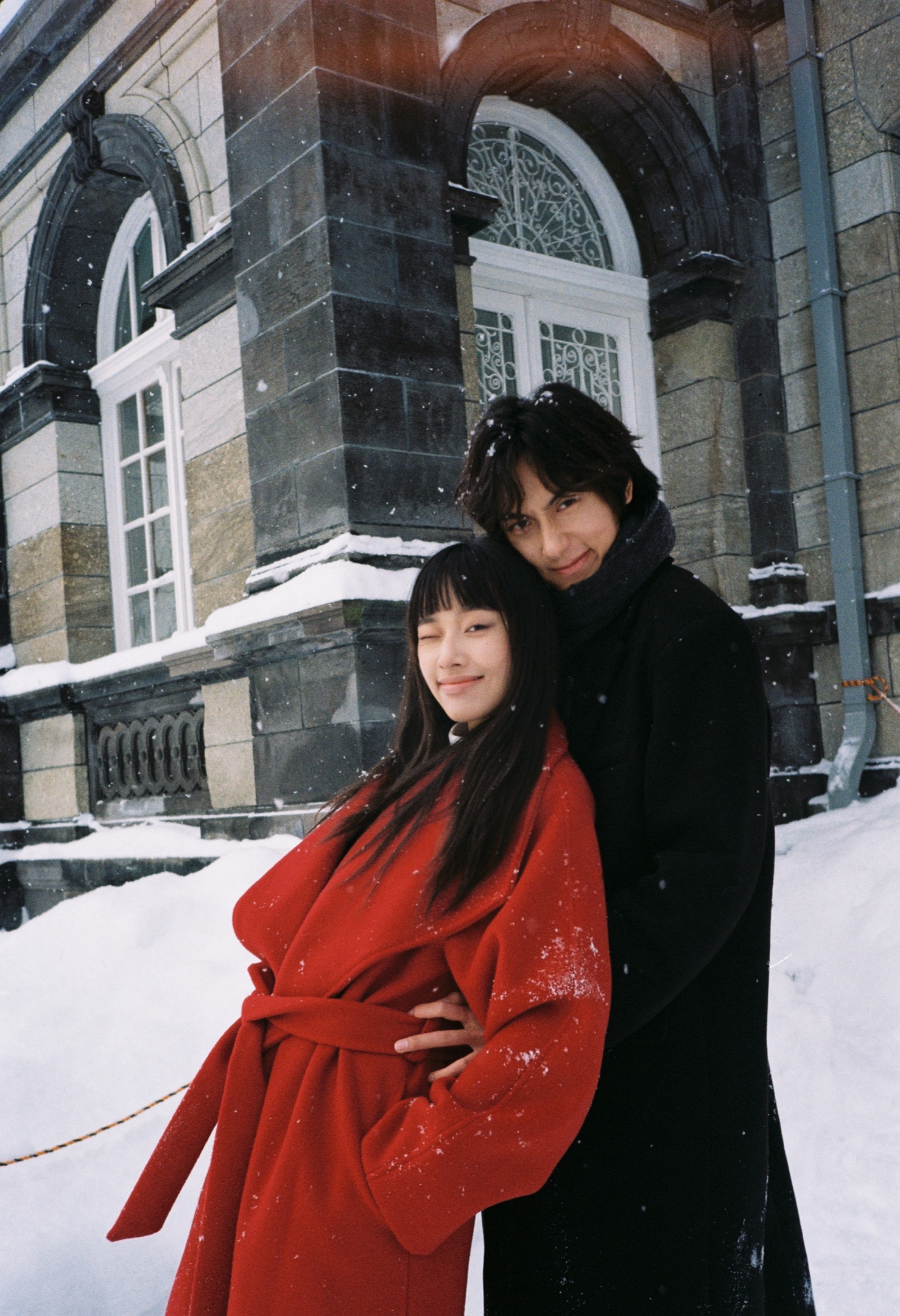 雪地红色服装恋人创作人像