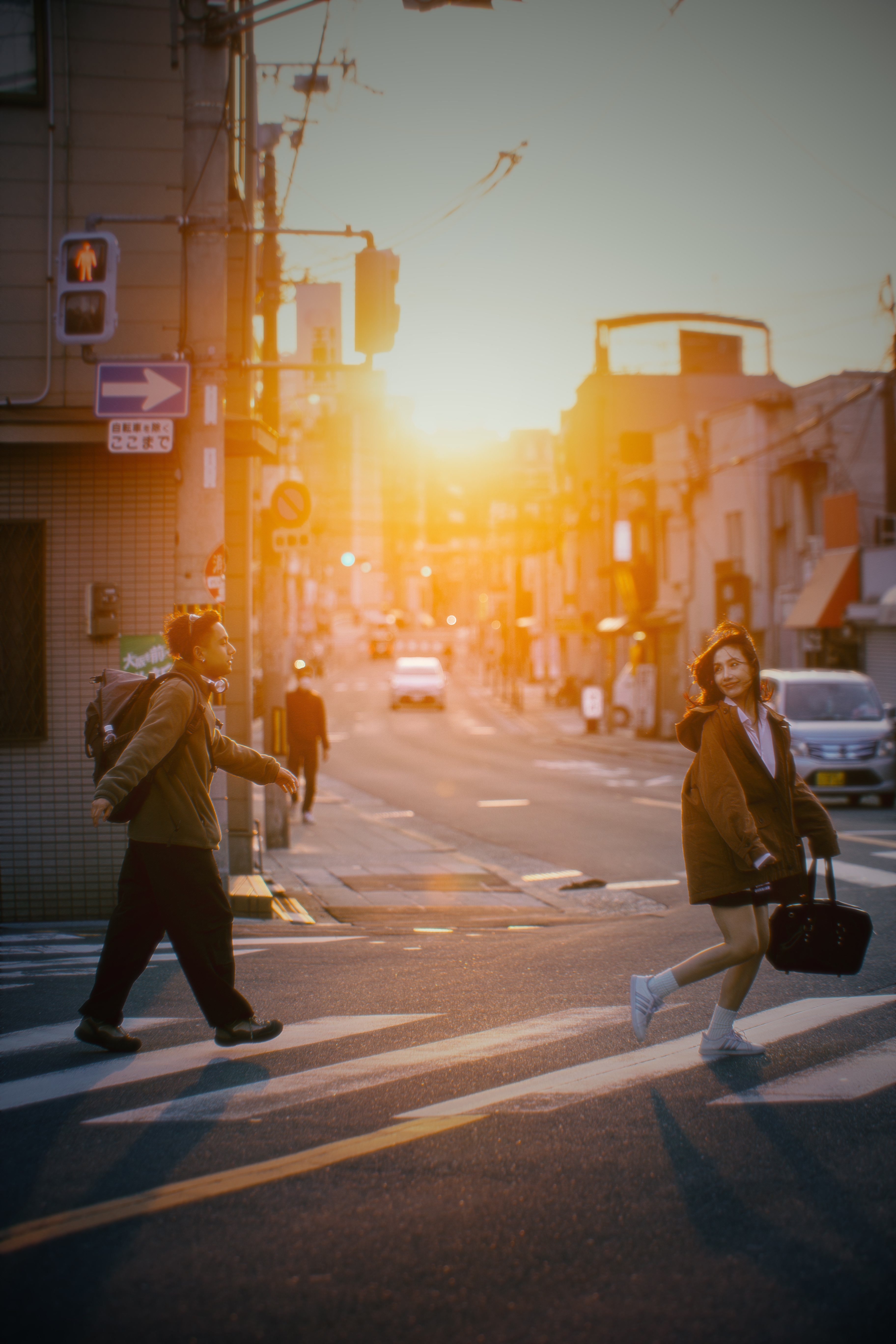 日本婚纱旅拍黄昏街头奔跑的恋人