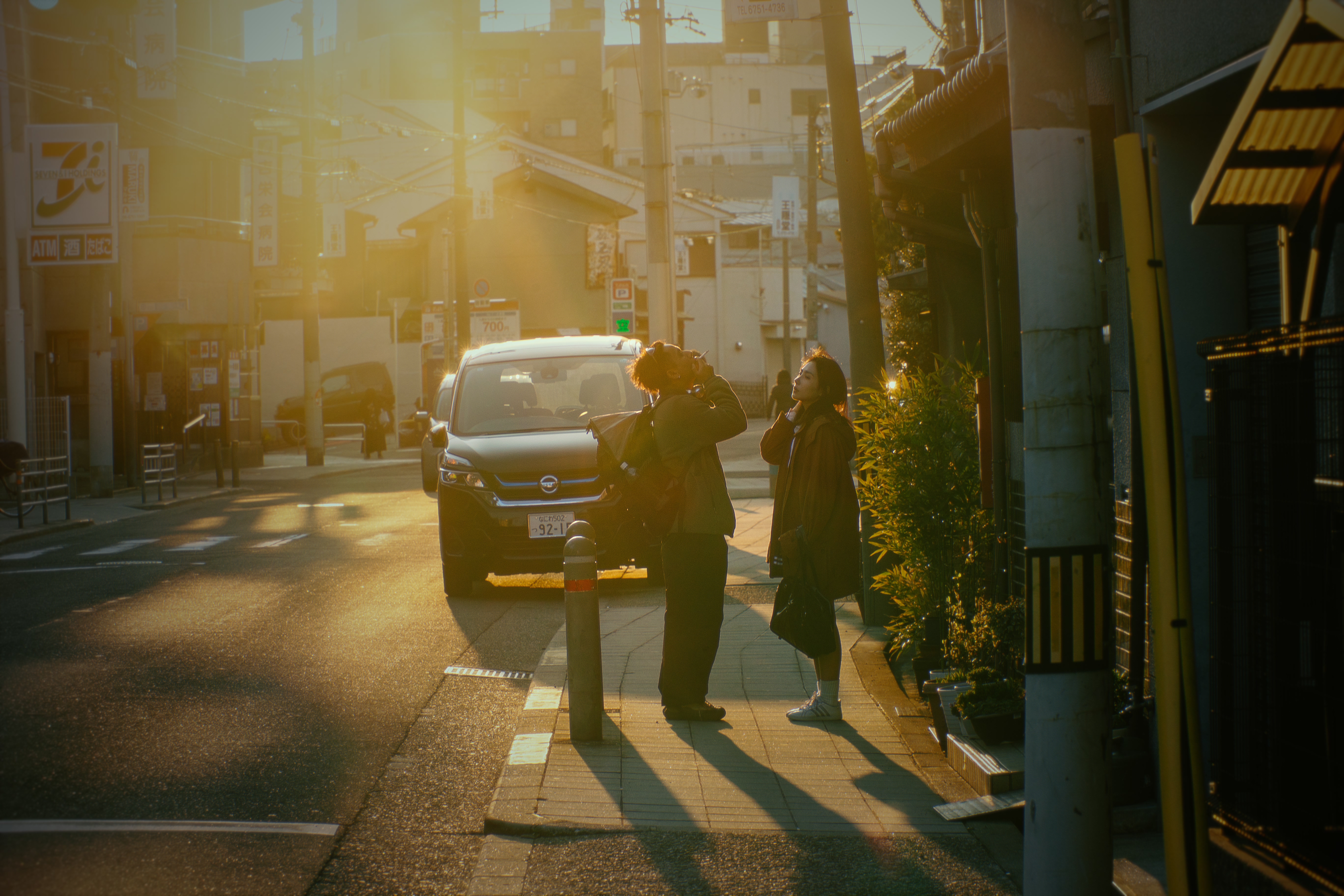 京都黄昏街道中的情侣与汽车