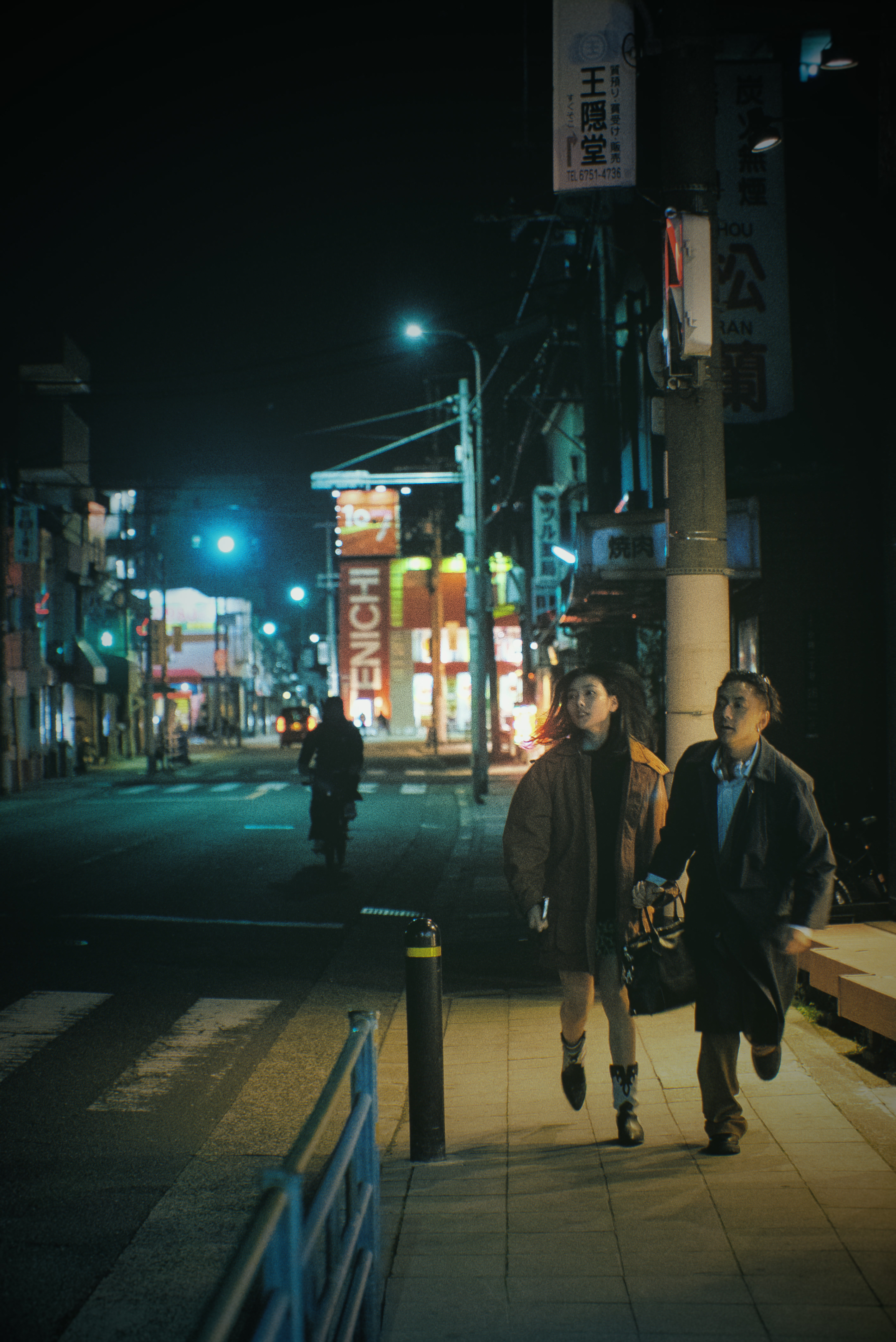 京都夜晚街头并肩行走的情侣