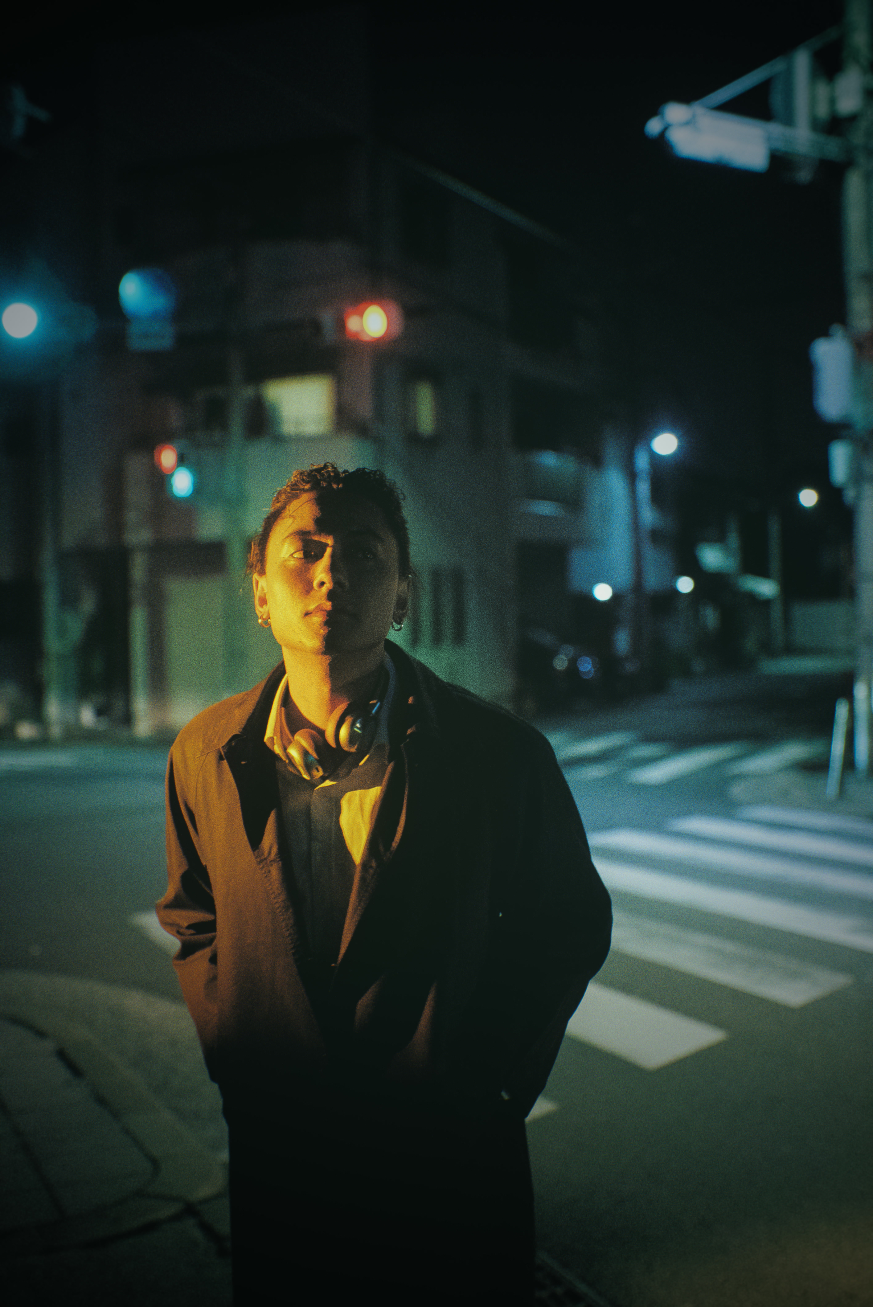 日本城市夜景中的新郎肖像