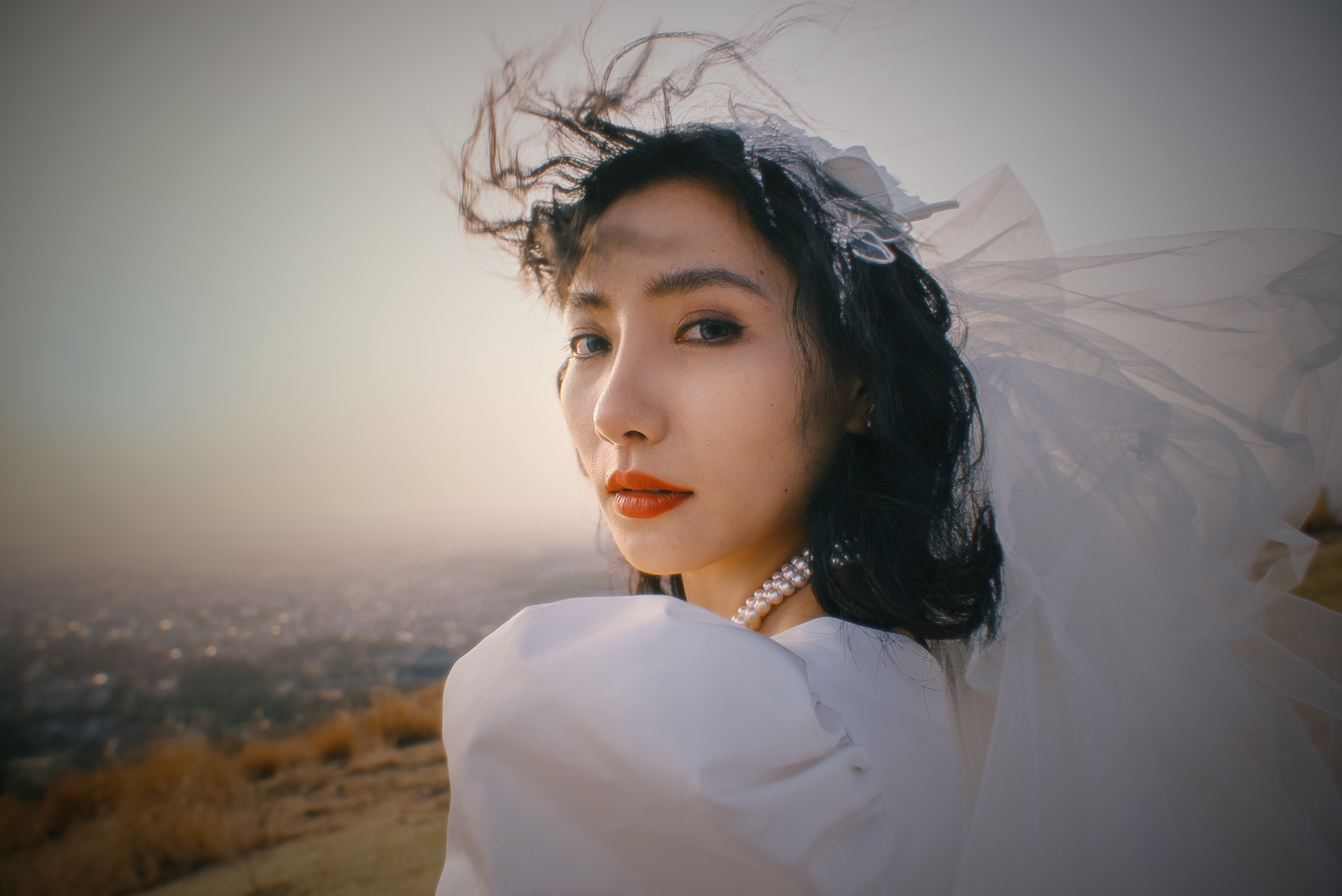 日本婚纱照自然光新娘头纱近景