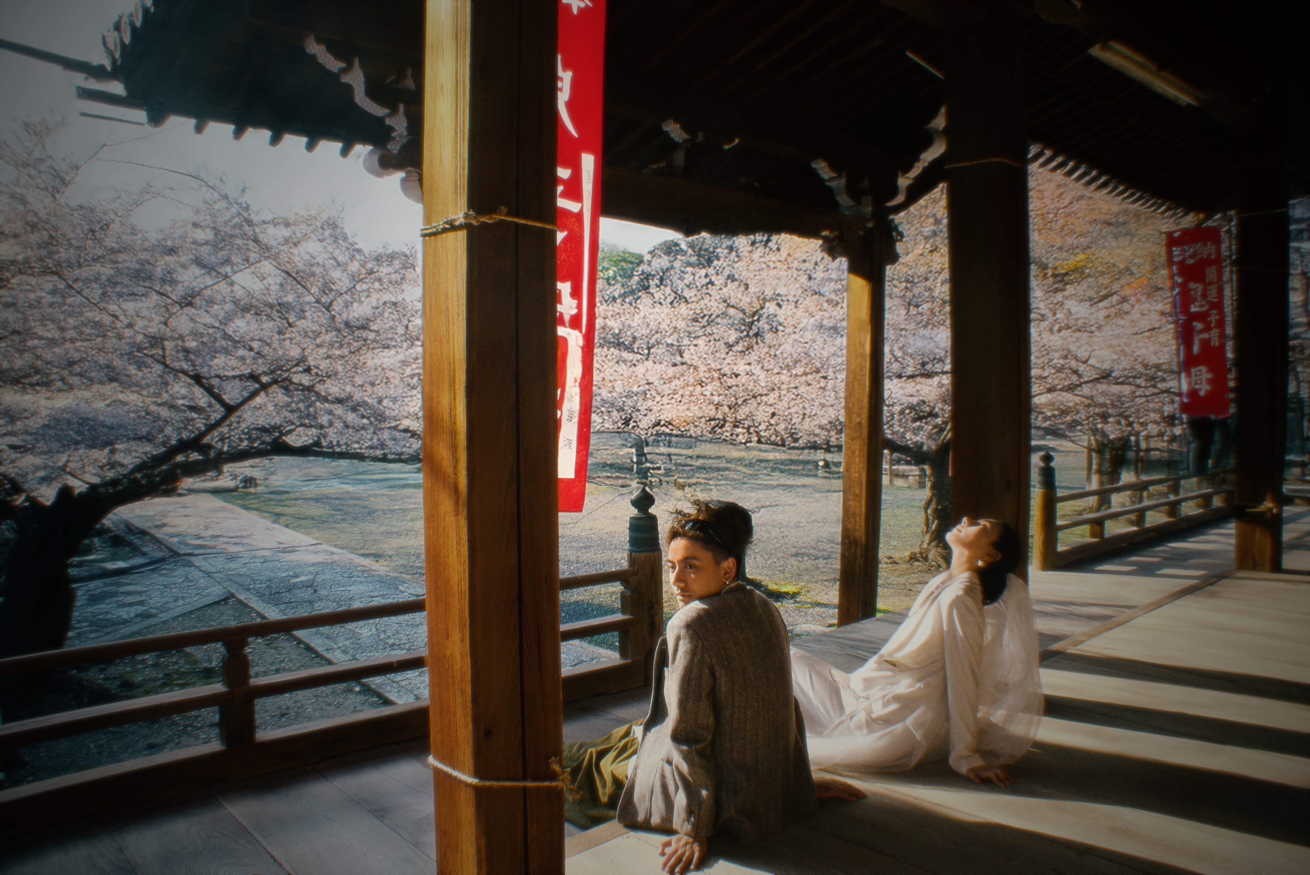 京都寺院回廊与樱花中的婚纱照