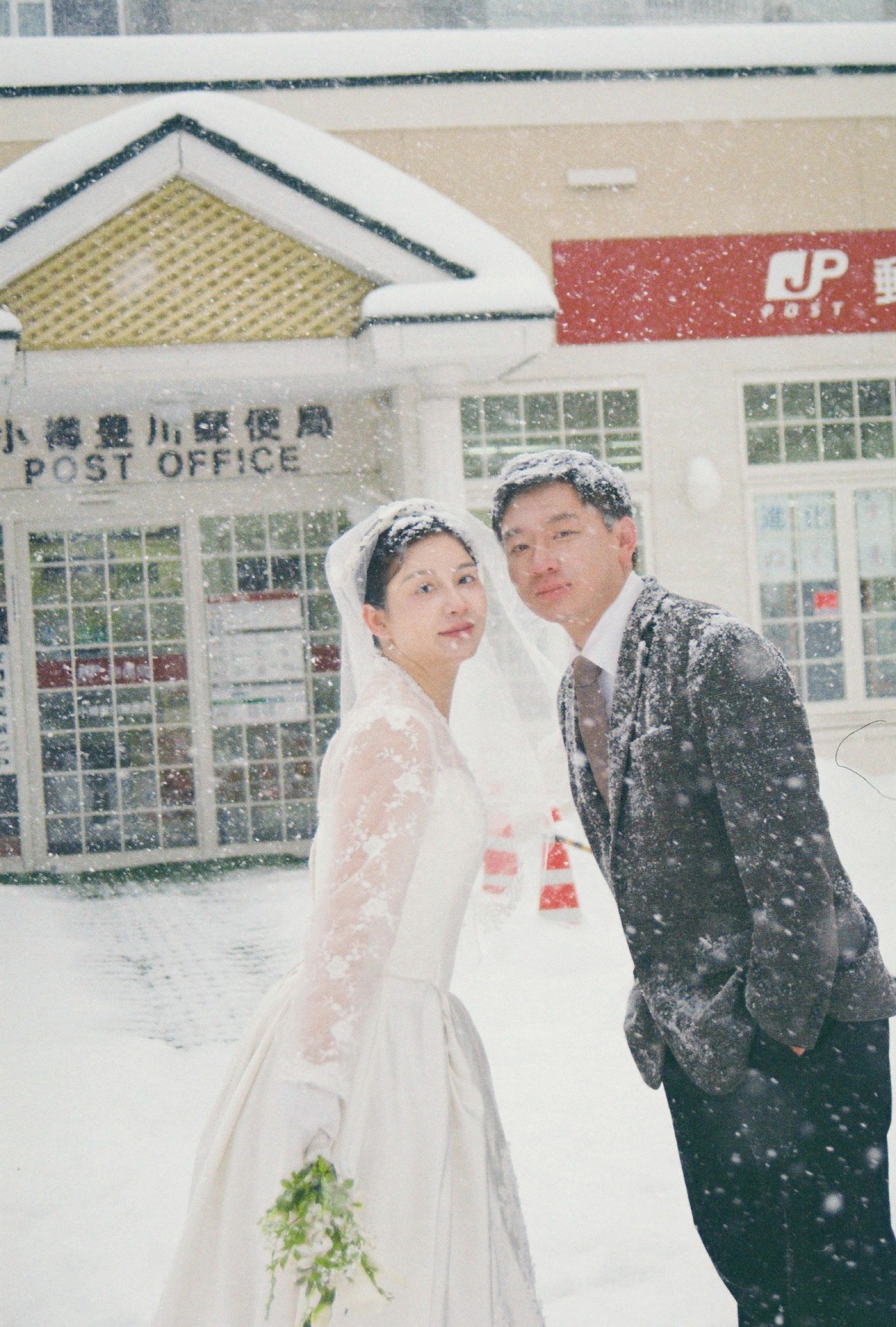 街边门前，两个人在落雪中相依