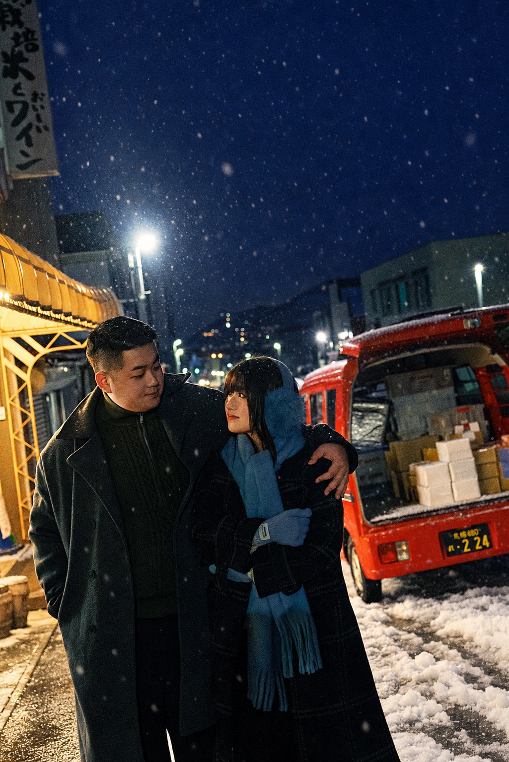 雪夜的红色车子旁，两个人轻轻靠在一起