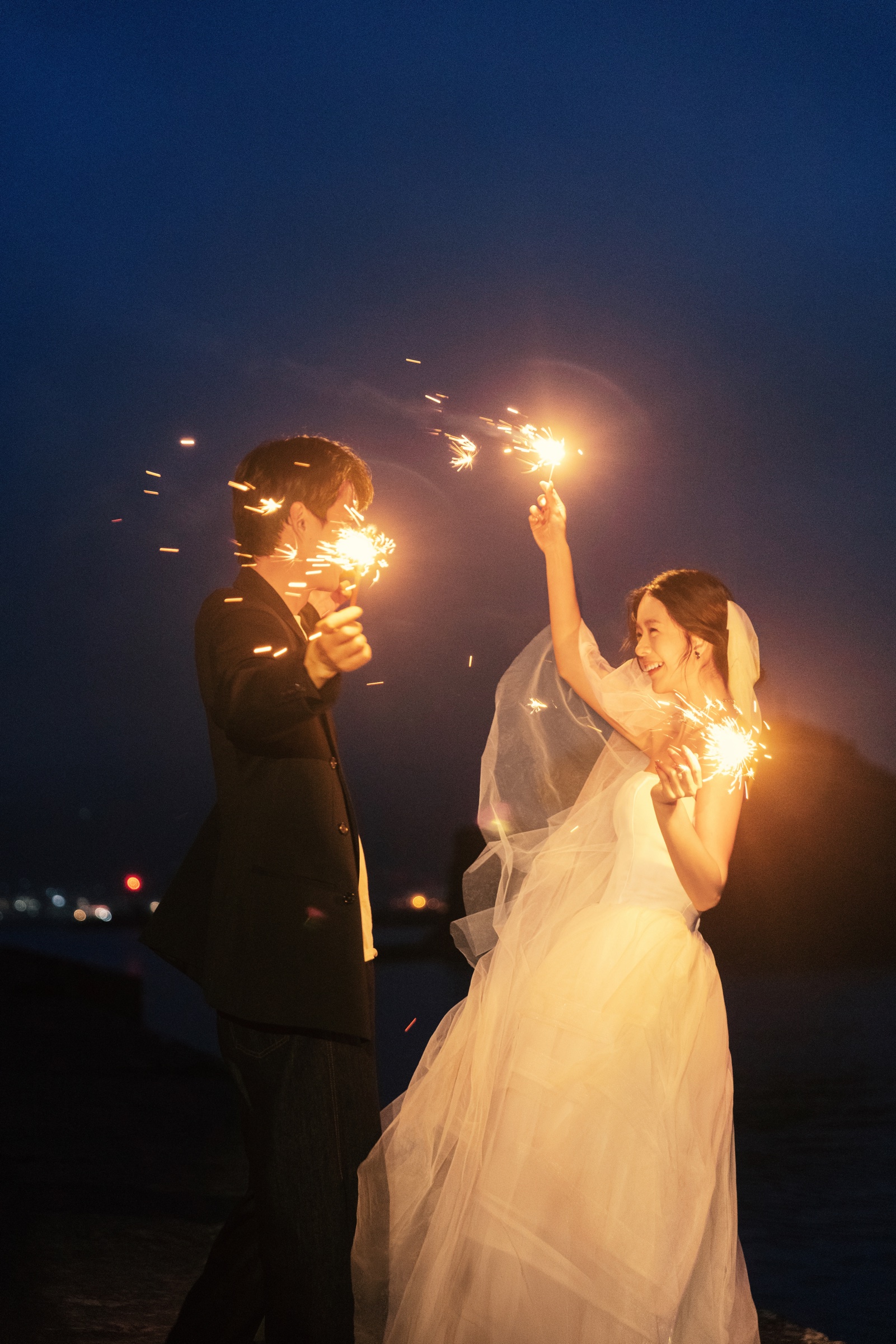 北海道夜色中点燃仙女棒的新人