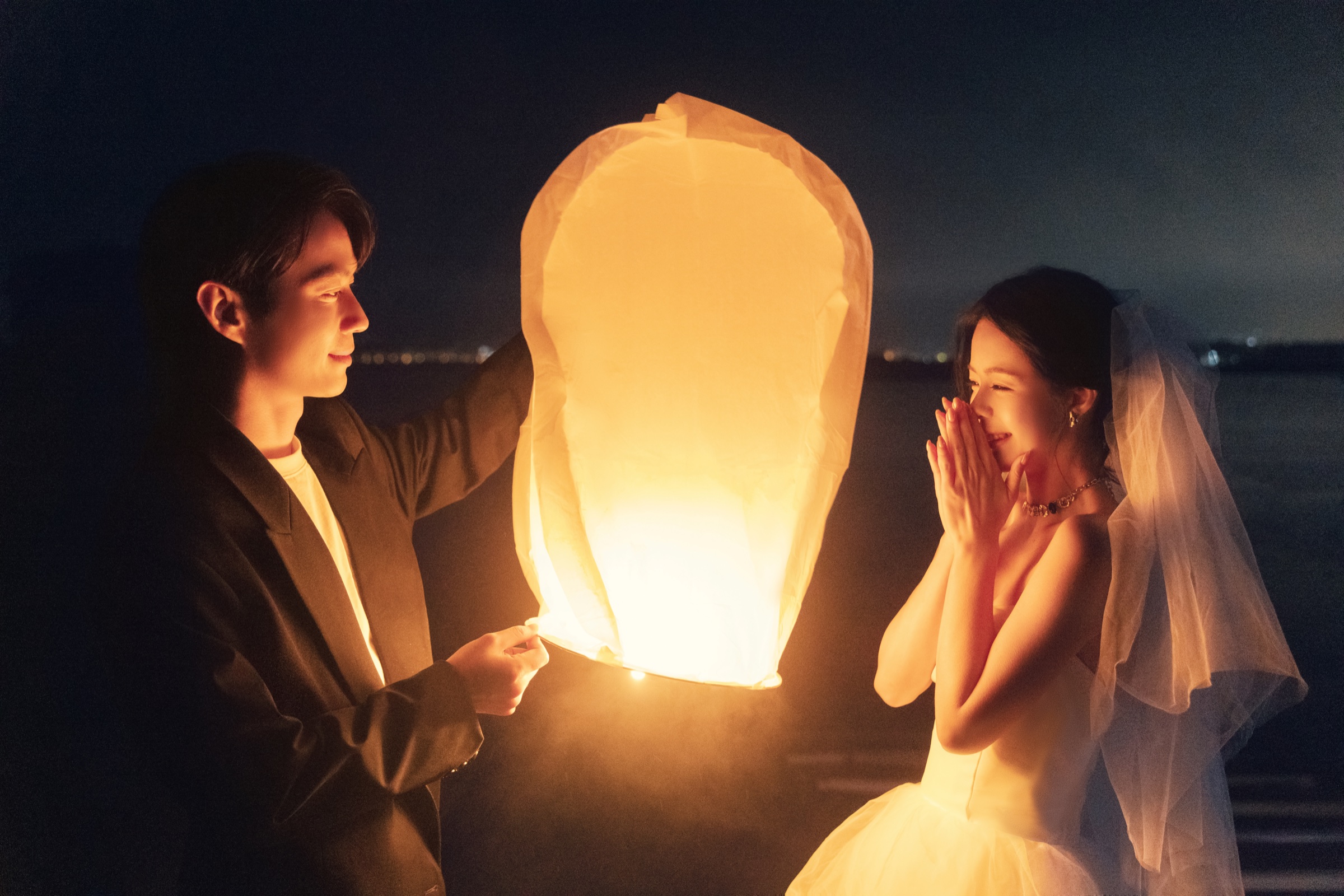 北海道夜色中放飞天灯的新人