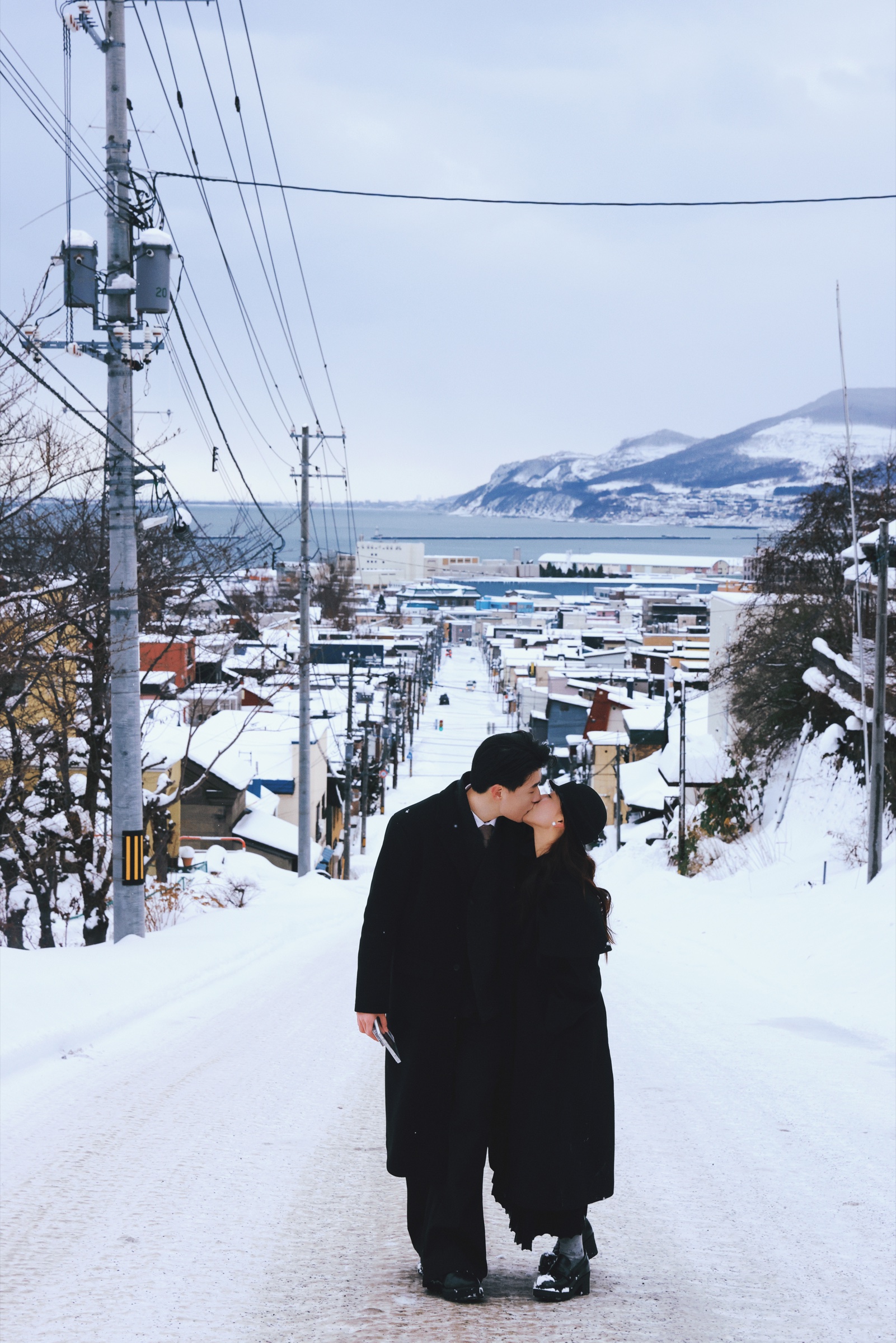 小樽雪坡街道上亲吻的恋人，北海道婚纱照开场