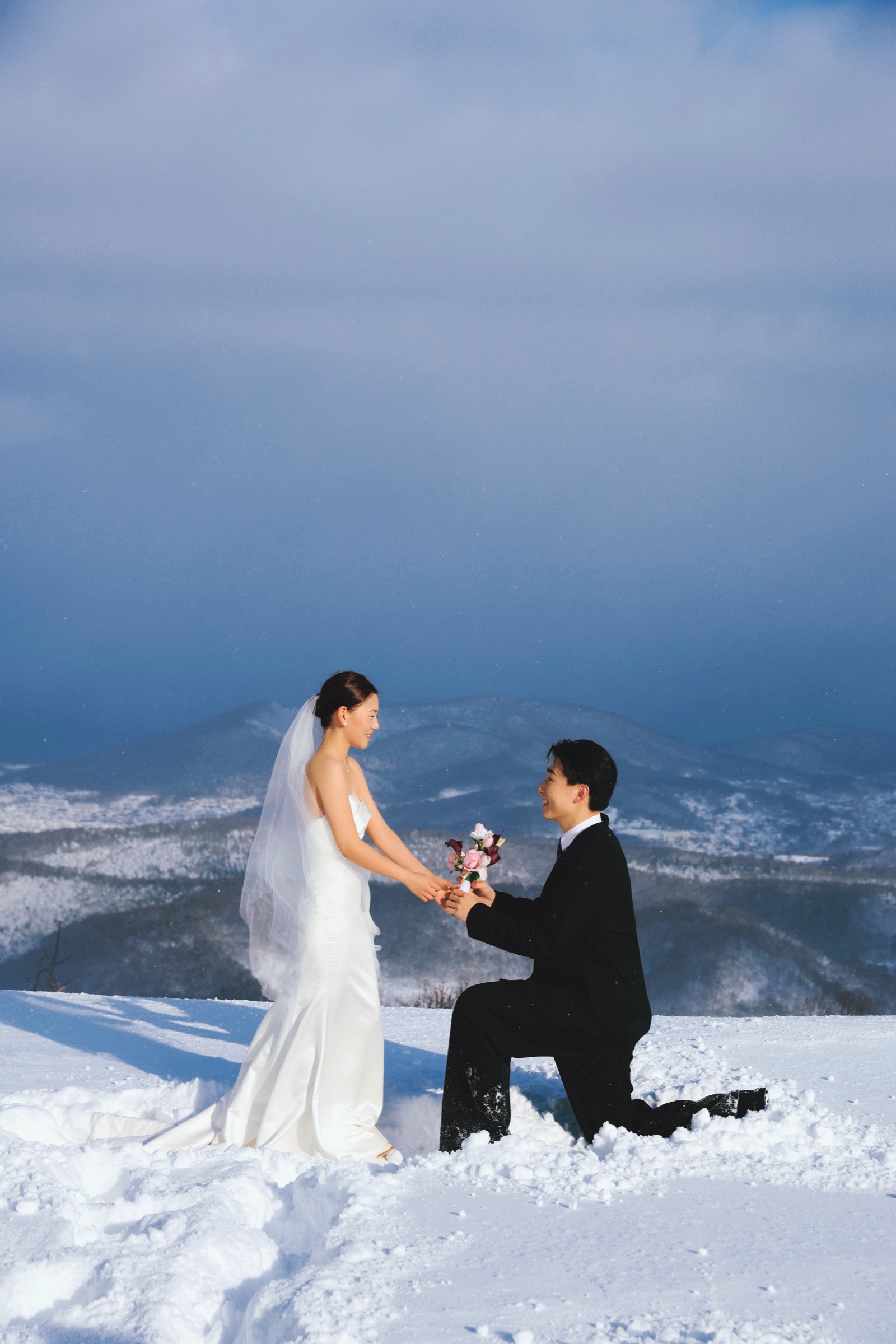 北海道雪坡上的单膝承诺画面