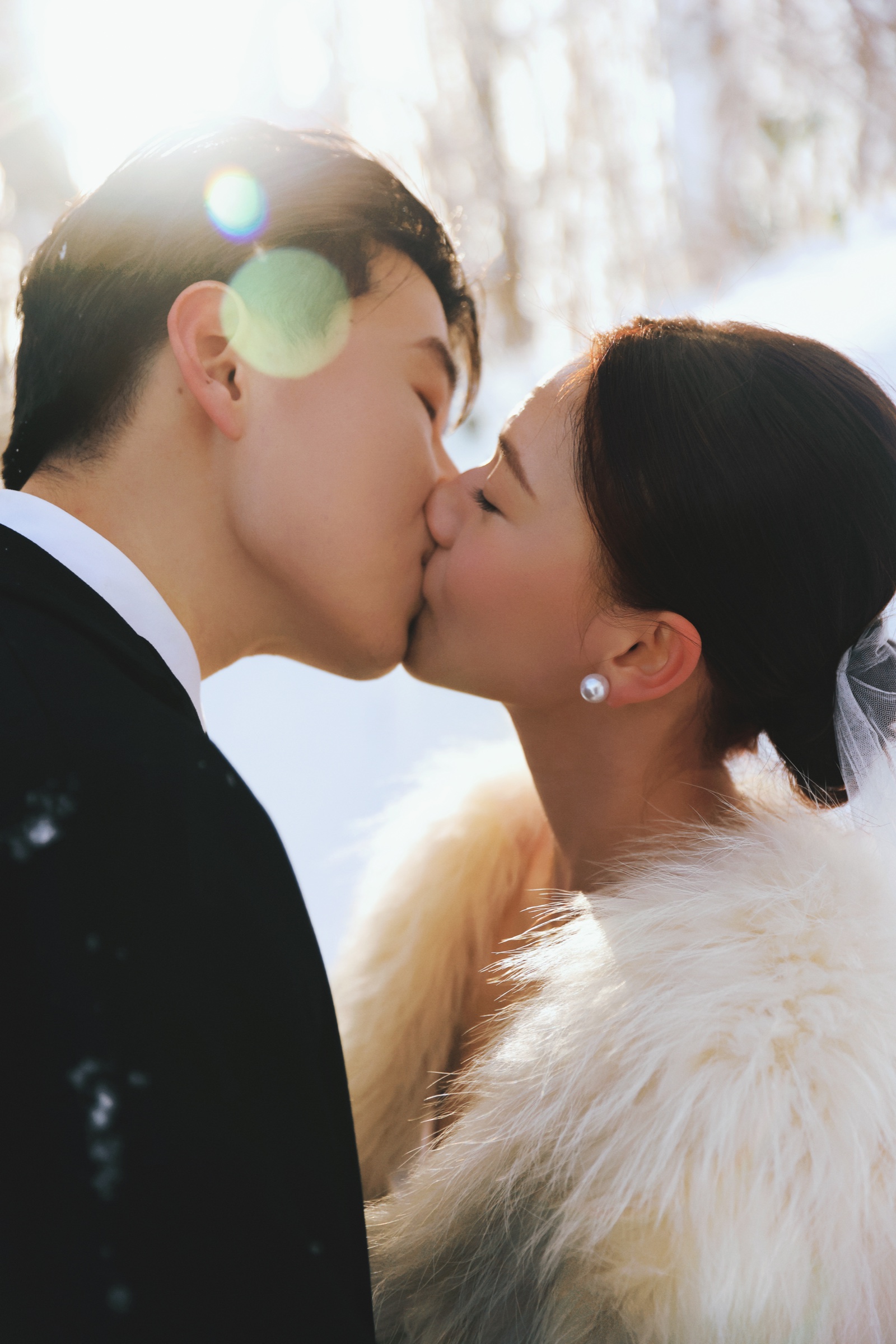 小樽冬日阳光下的婚纱照亲吻近景