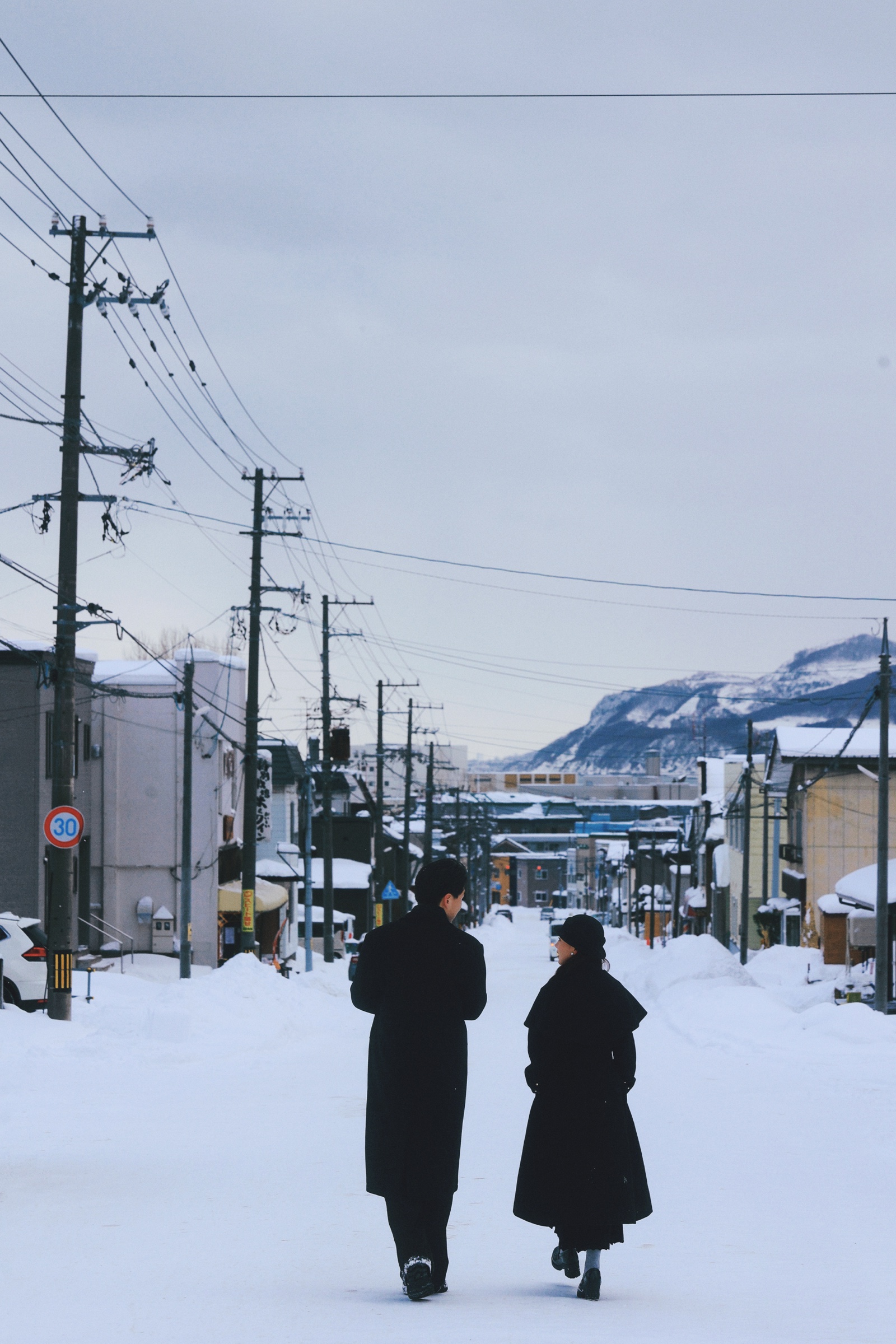 北海道雪天街道里并肩远去的背影