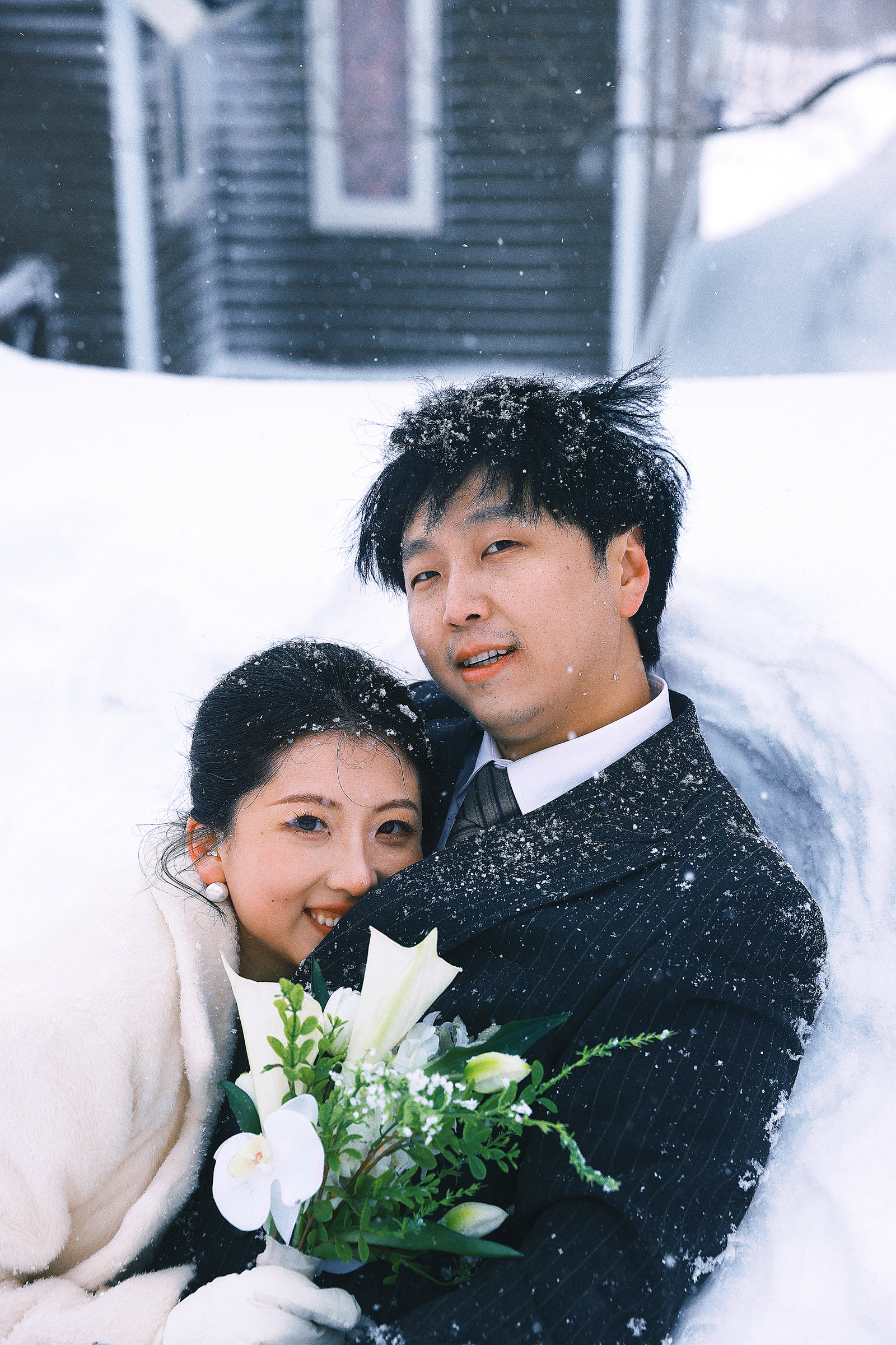 小樽雪景中依偎的恋人近景