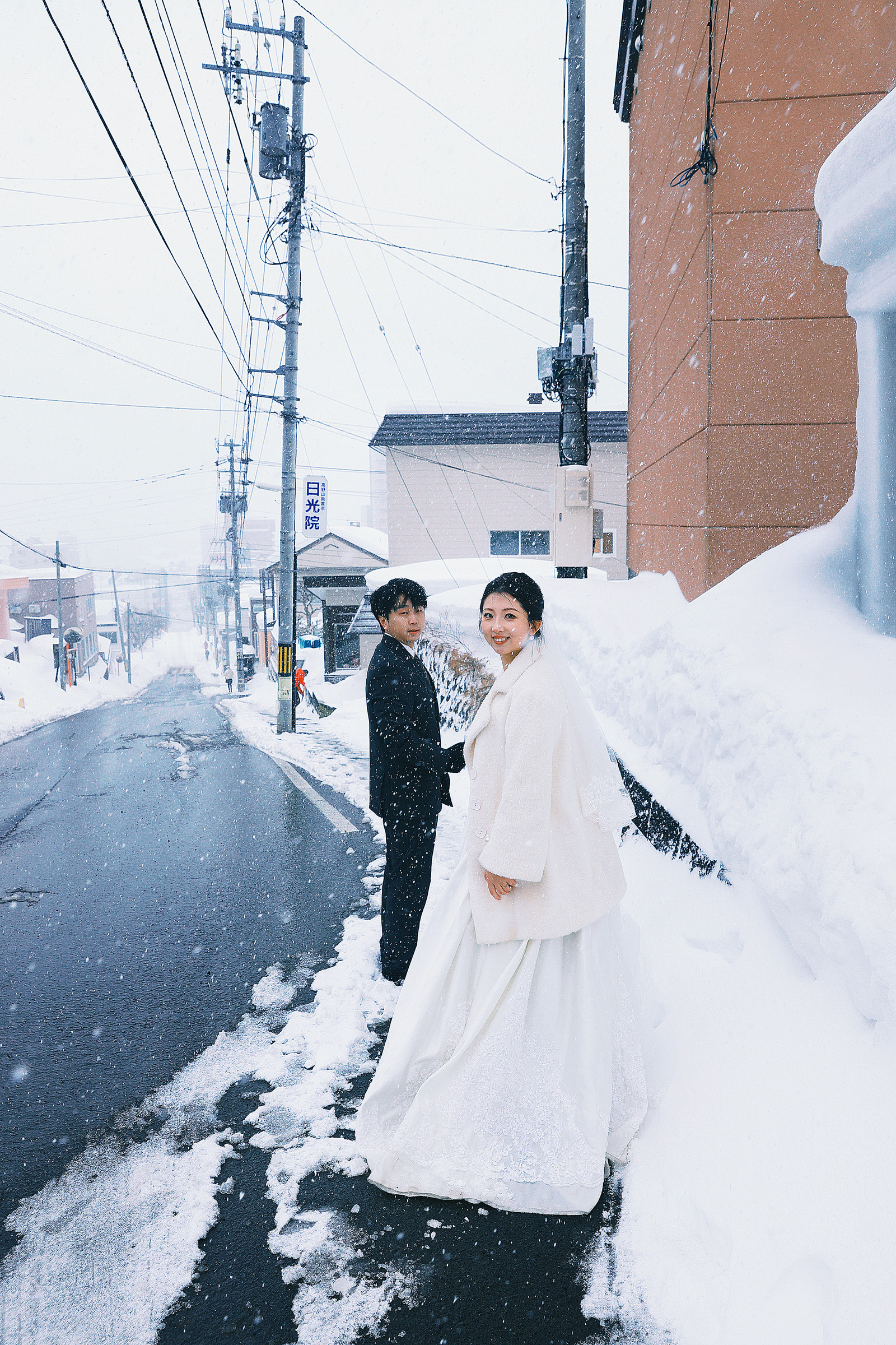 沿小樽雪街行走的两个人