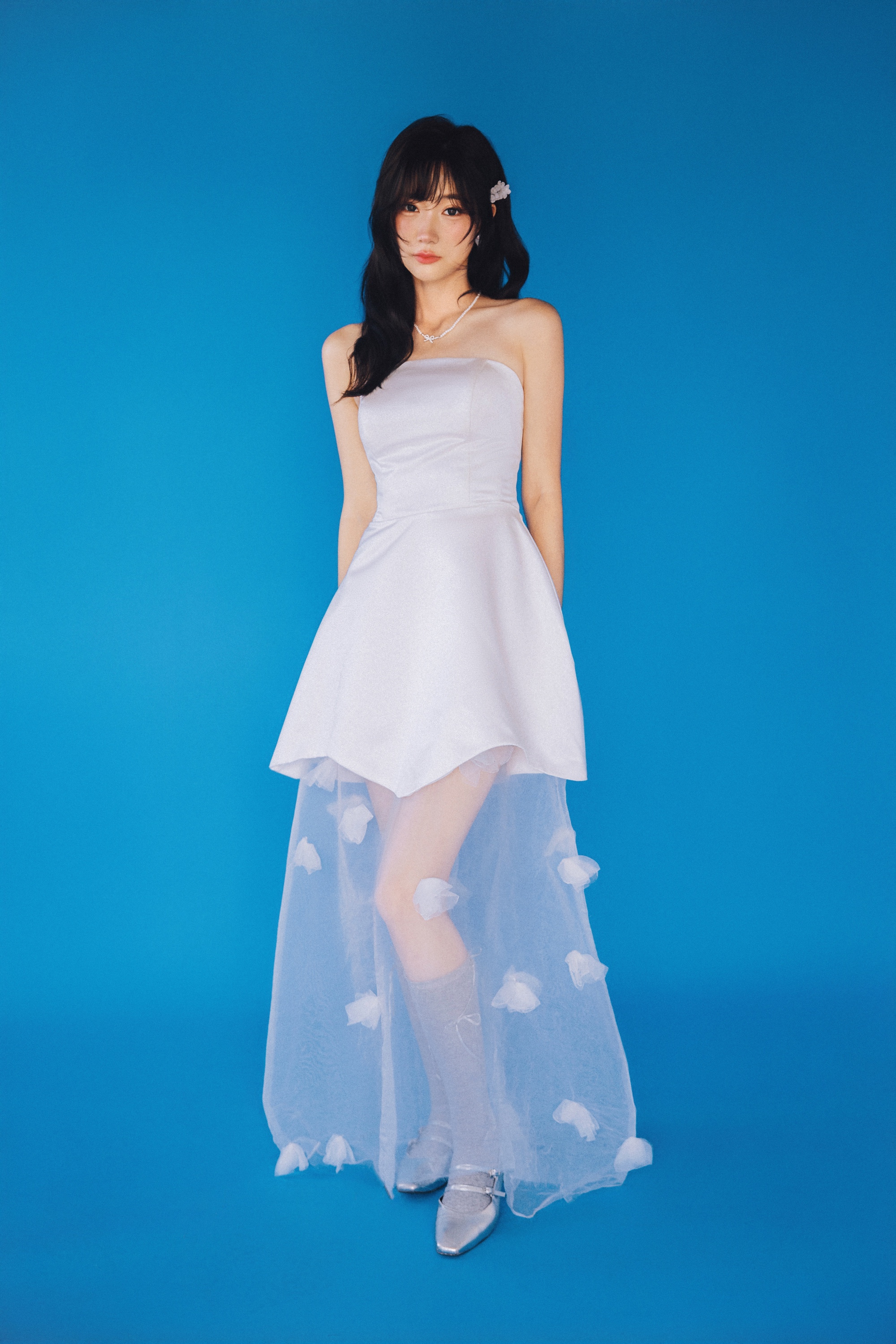 青い背景に白いドレスの花嫁の全身